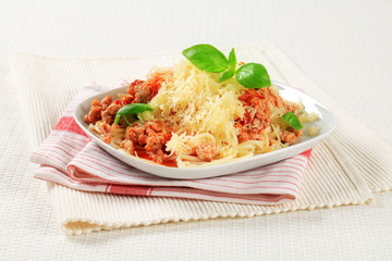 Spaghetti with minced meat and cheese