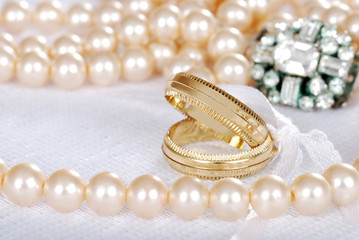 gold wedding bands with pearls