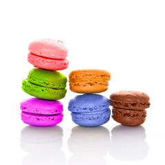 Pile de macarons multicolore -  fond blanc