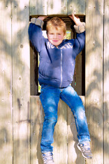 Junge im Holzhaus