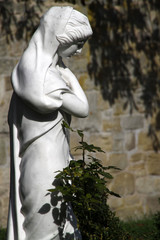 Weisse Statue auf einem Grab