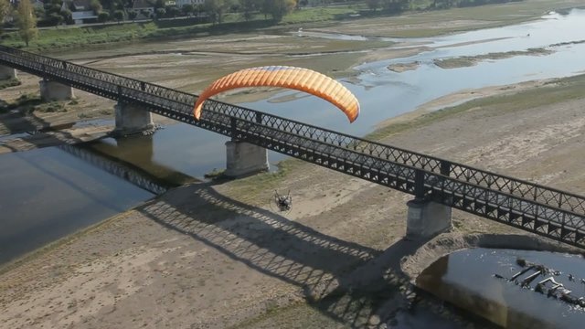 La Loire, vol dessu d'un pont de fer