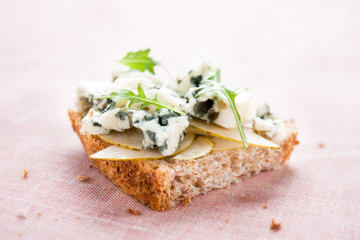 Toast with pear, blue cheese and arugula
