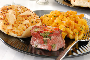 Steak and maccaroni and cheese