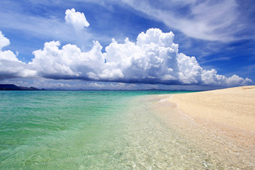 水納島の澄んだ海と夏の雲