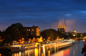 Fototapeta na wymiar Regensburg Dunaj nocą
