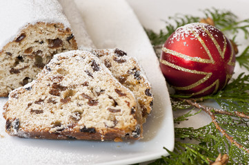 Weihnachtsstollen mit Rosinen
