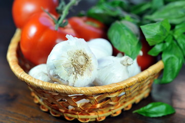 Garlic, tomatoes and basilic in whiker bowl
