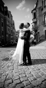 Black and white photo ofnewly married couple kiss