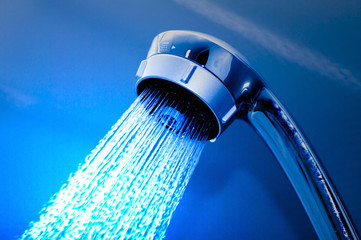 お湯を勢いよく出すシャワーヘッド