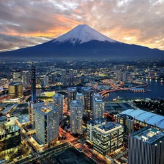 Deurstickers Tokio Surrealistisch uitzicht op de stad Yokohama en de berg Fuji