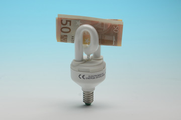 Energiesparlampe mit Geldschein