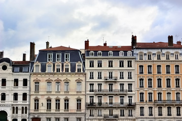 Fototapeta na wymiar Fasada zabytkowej kamienicy, Lyon, Francja