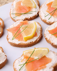 canapés, toast fromage frais/ saumon fumé