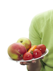 Рука , держащая тарелку с фруктами и овощами