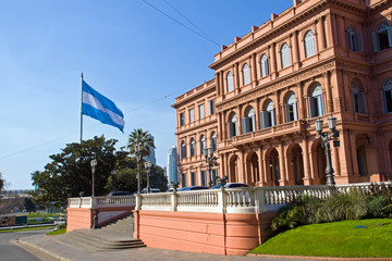 Fototapeta na wymiar Casa Rosada i flaga Argentyny