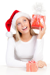frau mit weihnachtsgeschenk