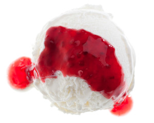 Eine Kugel Eis mit roter Soße