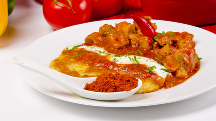 Ungarische Gulasch mit Kartoffelpuffer