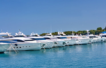 Fototapeta na wymiar White yachts