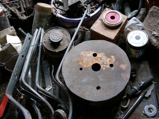 Alteisen und Beschläge in einer alten Werkstatt in der Scheune eines Bauernhof in Rudersau bei...