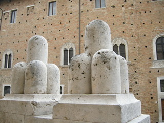 Steinsäulen vor dem Palazzo