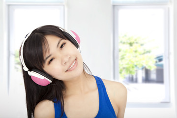 Naklejka premium beautiful asian girl listening to music