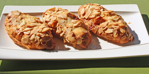 3 croissants aux amandes effilées © helenedevun