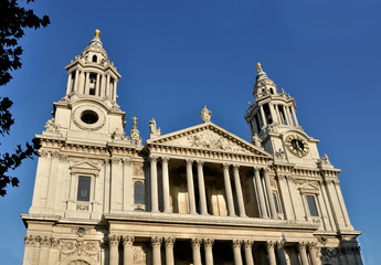 Fototapeta na wymiar St Pauls Cathedral, London, from front