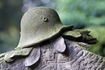 Fototapeta premium Grabstein mit Soldatenhelm