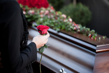 Frau auf Beerdigung mit Sarg - obrazy, fototapety, plakaty
