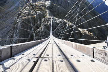 Fototapeta premium 170m hanging Trift bridge, Switzerland