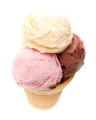 Eistüte mit drei Kugeln Eis von Oben