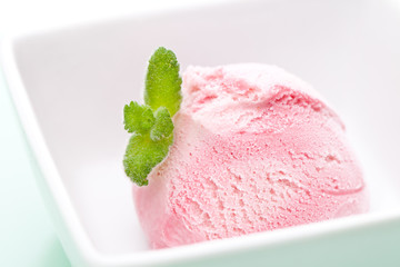 Erdbeereis mit Minze in Schale
