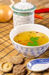 Chinesische Bouillon