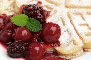 Waffeln mit Fruchtsoße
