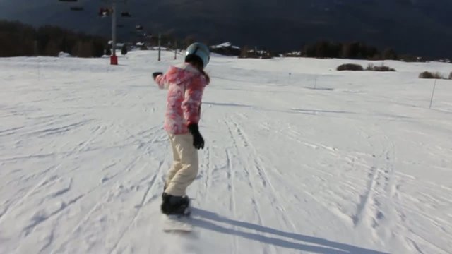 descente enfant en snowboard