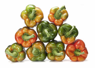 Pimientos colocados formando una pirámide.