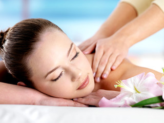 Obraz na płótnie Canvas Young woman on massage
