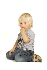 Junge kniet am Boden