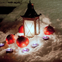 vecchia lanterna nella neve con palline