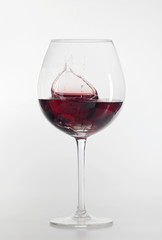Weinglas spritzend