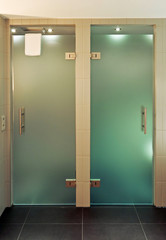 Zwei Glastüren im Badezimmer