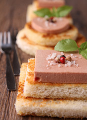 canapés, toast foie gras