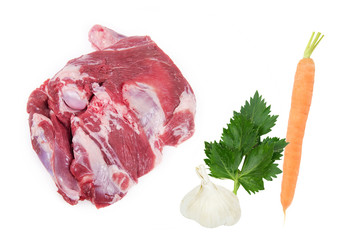 épaule d'agneau entiere crue sur fond blanc