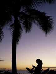 Silhouette einer Frau im Profil im Sonnenuntergang