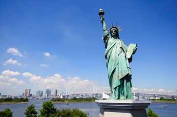 Fototapeta premium Statue of Liberty and Tokyo Skyscrapers view from Odaiba