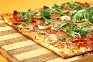 EDZR - Cheese, banana, ham, onion and arugula Pizza