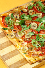 EDZR - Cheese, banana, ham, onion and arugula Pizza