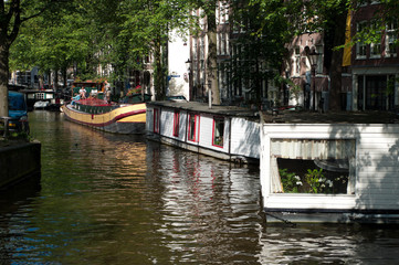 Fototapeta na wymiar houseboats in amsterdam